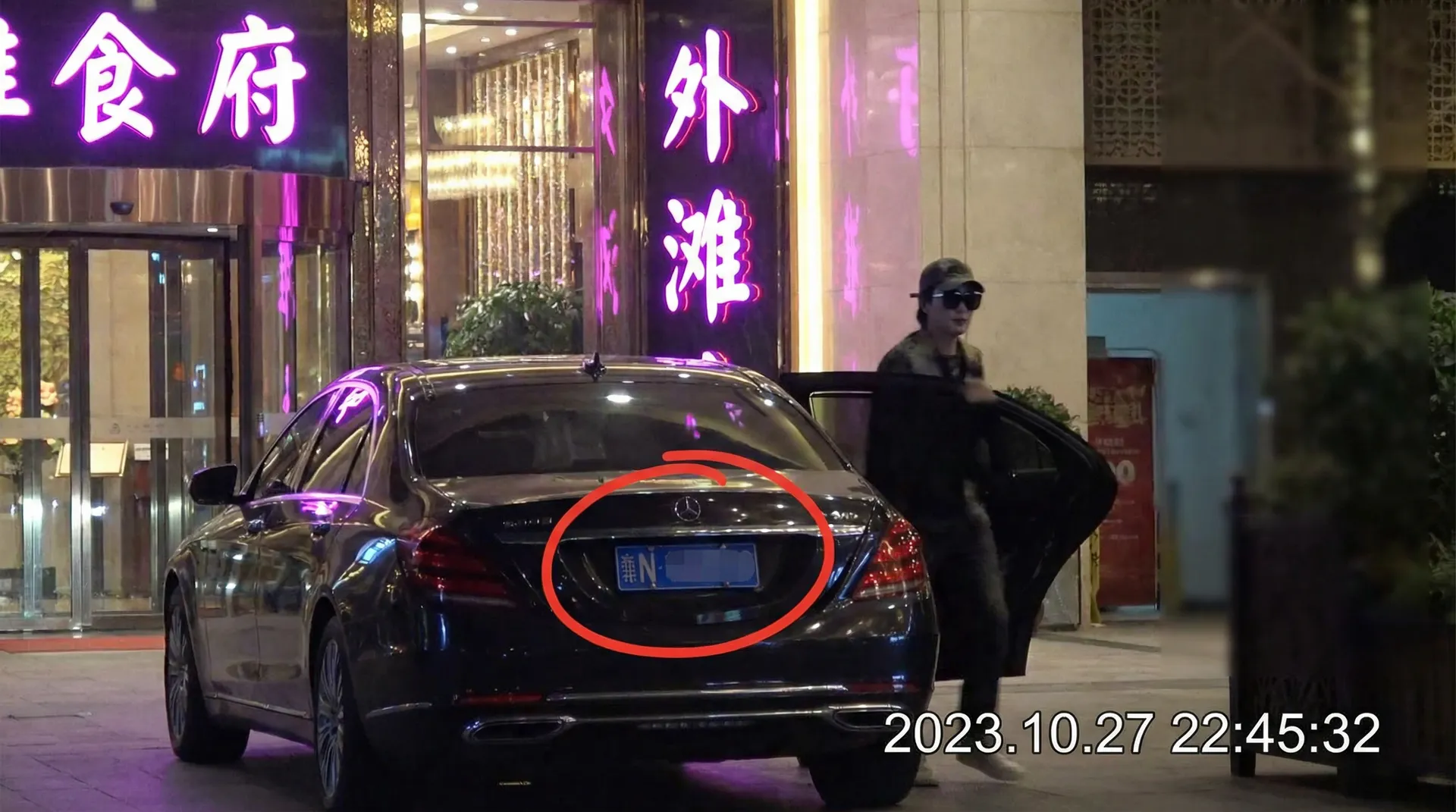 阿里娱乐 - 豪车餐厅外偷拍